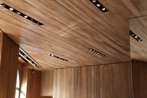 perles en bois couvrant verticalement le faux plafond