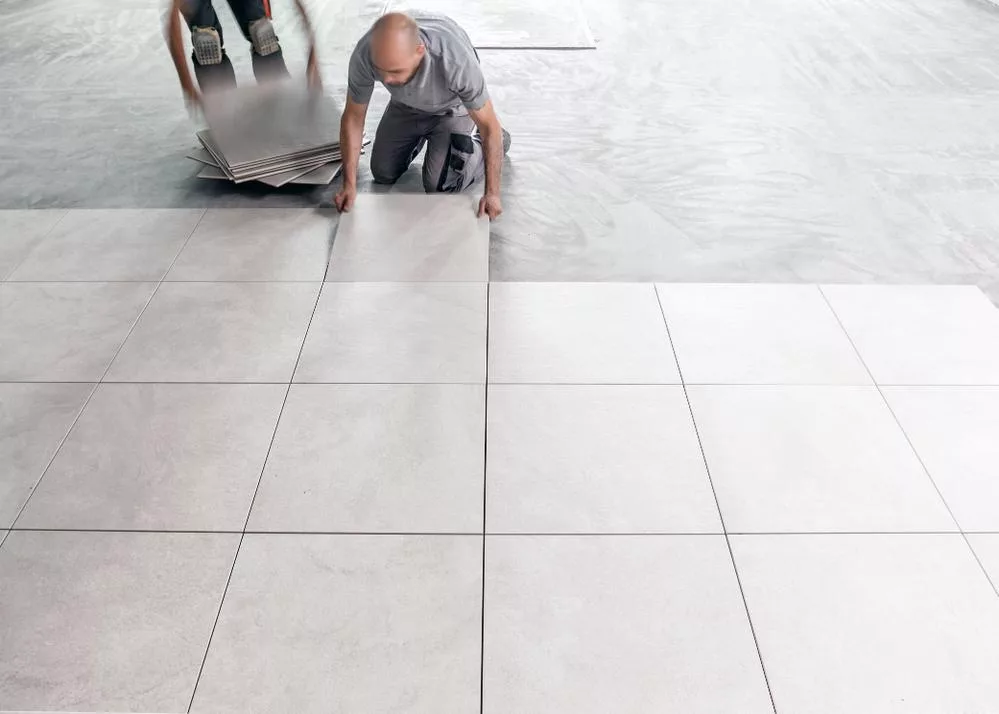 pavimentare posa piastrelle