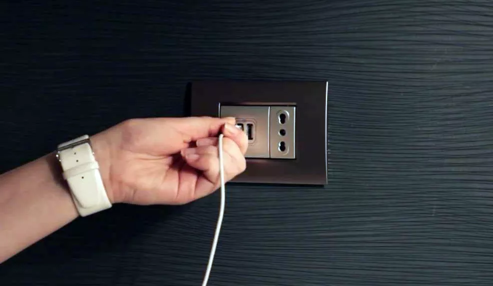 Montare alimentatore usb a muro