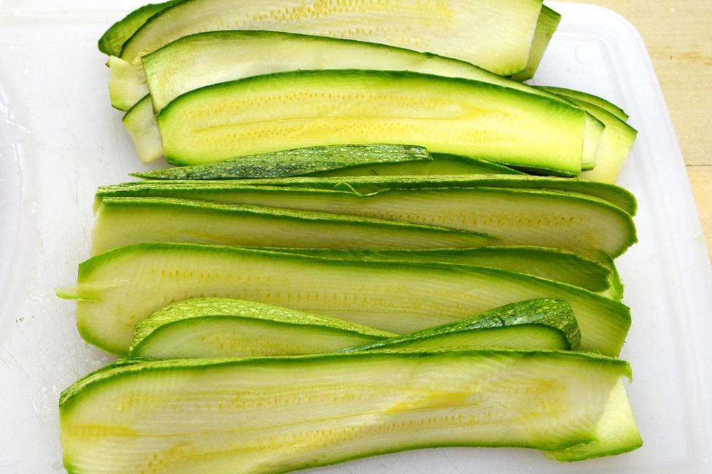 raw zucchini to be grilled