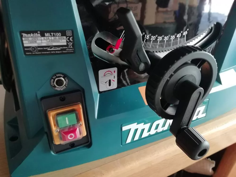 Banco sega Makita MLT100